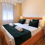 Carlotta 4*