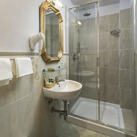 카를로타 호텔 4*